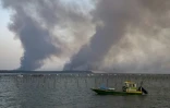 Des colonnes de fumée s'élèvent au-dessus de la dune du Pilat dans le sud-ouest de la France, le 18 juillet 2022 
