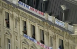 Des banderoles remerciant les Bleus sont accrochées sur un immeuble des Champs-Elysées à Paris, le 16 juillet 2018