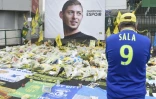 Un supporter rend hommage à Emilianio Sala devant le stade de la Beaujoire avant le match de Coupe de France Nantes - Toulouse le 5 février 2019