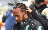Le pilote Mercedes britannique Lewis Hamilton se fait masser en attendant le départ du Grand-Prix de Belgique sur le circuit Spa-Francorchamps le 29 août 2021. 