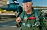 L'aviateur américain Charlie "Chuck" Yeager en octobre 2012 à Nellis Air Force Base, dans le Nevada 