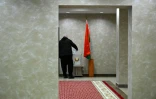 Un homme vote par anticipation à Minsk, Bélarus, le 23 janvier 2025
