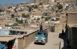 Un camion-citerne d'eau potable passe dans un quartier résidentiel, sur les hauteurs de Kaboul, le 27 avril 2025 en Afghanistan