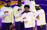 Les Lakers posent avec leur bague de champion NBA avant le match d'ouverture de la saison contre les Clippers le 22 décembre 2020 à Los Angeles