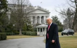 Le président américain Donald Trump devant la Maison Blanche, le 22 février 2025 à Washington