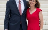 Neil Gorsuch et sa femme Marie Louise Gorsuch sur les marches de la Cour Suprême le 15 juin 2017