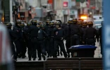 Des policiers dans une rue de Saint-Denis lors d'une opération antiterroriste contre des hommes retranchés dans un appartement, en lien avec les attentats de Paris, le 18 novembre 2015