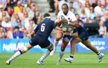 Le trois quarts centre du XV de France, Gaël Fickou, plaqué par deux joueurs écossais, lors d'un test-match en guise de préparation pour la Coupe du monde, le 24 août 2019 au Stade de Murrayfield à Edimbourg