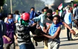 Des manifestants antiputsch transportent un blessé à Omdourman, une banlieue de Khartoum, le 4 janvier 2022