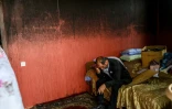 Un homme dans la chambre de son appartement, incendié et détruit par un bombardement, le 10 octobre 2020 à Tartar, en Azerbaïdjan