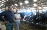 François Fillon et l'exploitante agricole Claudine Leballeur lors de la visite d'une ferme à Poillé-sur-Vègre, le 24 août 2016