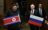 Le dirigeant nord-coréen Kim Jong Un (g) marche avec le président russe Vladimir Poutine lors d'une cérémonie de bienvenue à l'arrivée de ce dernier à Pyongyang, au début du 19 juin 2024