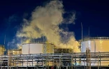Photo diffusée le 4 mai 2023 sur le compte Telegram du gouverneur de la région de Krasnodar d'un feu dans une installation pétrolière à Ilsky