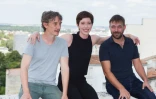 De G à D: Swann Arlaud (G), rôle principal de "Petit paysan", premier long métrage de Hubert Charuel (D), avec aussi Sara Giraudeau (C), lors du 10e Festival d'Angoulême le 25 août 2017