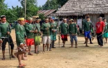 Des indigènes Kanamari, membres du groupe "guerriers de la forêt", dans le village de Sao Luis, le 18 mai 2023 dans l'Etat d'Amazonas, au Brésil