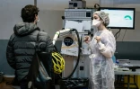 Un homme reçoit des instructions avant de tester un instrument en expérimentation qui doit permettre de dépister le virus du Covid-19, le 8 avril 2021, au Palais des sports de Lyon