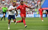 L'attaquant de l'Angleterre Raheem Sterling  (d) à la luttte avec le défenseur panaméen Fidel Escobar au Mondial, le 24 juin 2018 à Nijni Novgorod