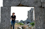 L'archéologue Micheline Kurdy, de l'Institut français du Proche-Orient (IFPO), viste les ruines de l'église Saint-Siméon, datant du Ve siècle, à une trentaine de kilomètres au nord-ouest d'Alep, dans le nord de la Syrie, le 18 juillet 2026