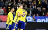 Ola Toivonen est congratulé par ses équipiers, après avoir marqué face au Chile, le 24 mars 2018, à Solna, pour la préparation de la Suède au Mondial