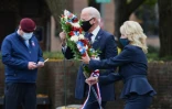 Joe Biden et sa femme Jill déposent une gerbe de fleurs en hommage aux anciens combattants le 11 novembre 2020 à Philadelphie