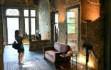 Une visiteuse de l'exposition "Hkeeli ya Jnoub" (Dis-moi, Ô Sud), qui vise à préserver la mémoire des villages détruits par Israël dans le sud du Liban, le 17 juillet 2026 à Beyrouth