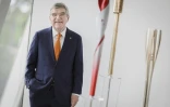 Le président du Comité international olympique, Thomas Bach, pose après une interview avec l'Agence France Presse, au siège du CIO à Lausanne, le 26 avril 2024