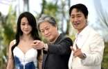Le réalisateur sud-coréen Park Chan-Wook pose avec les acteurs de son film "Decision to leave", la Chinoise Tang Wei et le Sud-Coréen  Park Hae-Il, le 24 mai 2022 au festival de Cannes  
