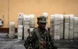 Un soldat des forces armées de la Sierra Leone devant des boîtes de bulletins de vote, avant la présidentielle, le 23 juin 2023 à Freetown