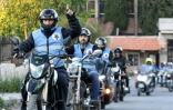 Des motards du club "Hope Bikers Syria" dans les rues de Damas pour distribuer des repas aux nécessiteux pendant le mois du ramadan, le 25 mars 2024 en Syrie
