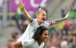 Les joueuses de Lyon Jess Fishlock (g) et Wendie Renard après la victoire sur le Barça en Ligue des champions le 18 mai 2019