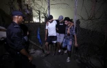 Des migrants regagnent Fnideq, la ville marocaine qui jouxte l'enclave espagnole de Ceuta où des milliers de candidats marocains à l'émigration ont afflué ces derniers jours, le 1er août 2026 