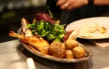 Une assiette de poulet roti au restaurant Gigi's à New York le 26 avril 2026