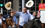 (Le président brésilien Jair Bolsonaro arrive à cheval à une manifestation de fermiers le 15 mai 2021 au Brésil
