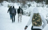 Des migrants ivoiriens marchent dans la neige pour traverser la frontière franco-italienne, le 13 janvier 2018 près de Bardonecchia
