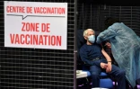 Un homme se fait vacciner le 2 mars 2021 à Garlan (France)