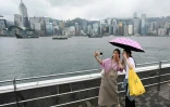 Des touristes de Chine continentale sur le front de mer de Tsim Sha Tsui Ă Hong Kong, le 1er mai 2024