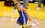 Stephen Curry fête un panier inscrit par les Warriors lors d'un match de NBA contre Denver, le 12 avril 2021 à San Francisco