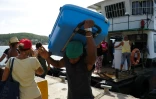 Des habitants de Granna Island évacués à l'approche de l'ouragan Matthew le 2 octobre 2016 à Santiago de Cuba