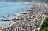 Foule sur la plage de Bournemouth dans le sud de l'Angleterre, le 25 juin 2020