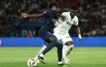 L'attaquant du PSG Randal Kolo Muani (g) devant le défenseur niçois Youssouf Ndayishimiye, le 15 septembre 2023 au Parc des Princes