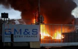 Des palettes en feu dans l'usine GM&S le 28 juin 2017 à La Souterraine, près de Limoges