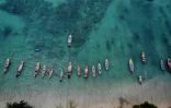 Des embarcations le long de la plage de Rawai, sur l'île de Phuket, le 2 octobre 2020 en Thaïlande