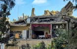 L'intérieur d'un appartement exposé après l'effondrement des murs extérieurs d'un bâtiment endommagé par une frappe israélienne nocturne sur la ville de Tyr, dans le sud du Liban, le 16 mai 2026