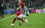 Le latéral gauche de la Juventus Patrice Evra au marquage d'Arjen Robben (Bayern Munich) en Ligue des champions, le 23 février 2016 à Turin