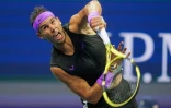 Rafael Nadal sert dans son match face Ă Marin Cilic, en 8e de finale de l'US Open, le 2 septembre 2019 Ă New York.