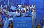 Le Manchester City de l'emblématique Pep Guardiola, sacré champion d'Angleterre, défile dans les rues de Manchester à bord d'un bus à impériale, le 20 mai 2019