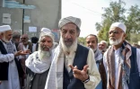 Le retraité Abdul Sabir (c) lors d'une interview avec l'AFP devant un bâtiment gouvernemental à Kabou, le 25 août 2025 en Afghanistan