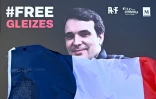 Un portrait du journaliste français Christophe Gleizes, détenu en Algérie, est dévoilé lors d'une manifestation organisée pour réclamer sa libération, à Montpellier, dans le sud de la France, le 29 janvier 2026