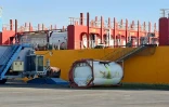 Vue partielle d'un conteneur qui a chuté provoquant une fuite de chlore au port d'Aqaba, le 27 juin 2022 en Jordanie