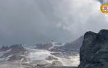 Capture de vidéo transmise le 3 juillet 2022 par les services de secours alpins de Trento montrant le sérac qui s'est détaché du glacier Marmolada, le plus grand des Alpes italiennes